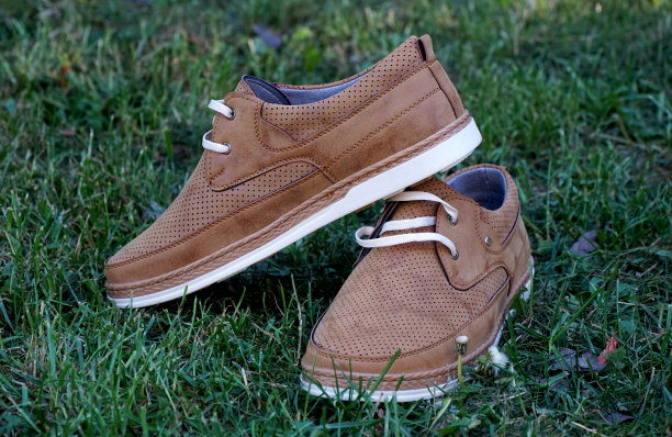 一双棕色的男鞋图片下载