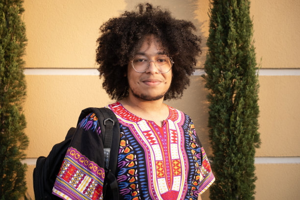 一个年轻人去上学的画像图片下载