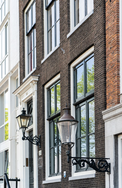 阿姆斯特丹学派风格的阿姆斯特丹特色砖砌住宅建筑的细节和立面。高质量的照片图片下载