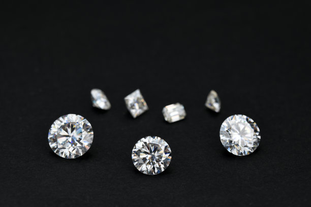 黑色背景上的钻石图片下载