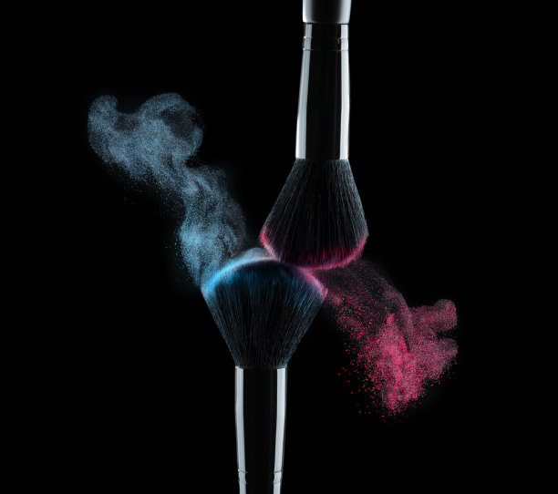 黑色化妆品眼影刷与彩色化妆粉溅在黑色背景图片下载