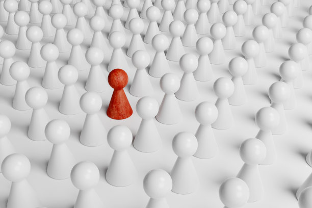 简单的红色木制棋子站在白色棋子之间。说明领导力和独特性的概念图片下载