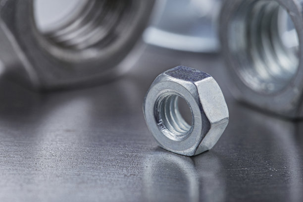 在钢板背景上设置不同的螺母，螺栓，螺钉，垫圈和钻头，丝锥和铣刀。锁匠工作协议。图片下载