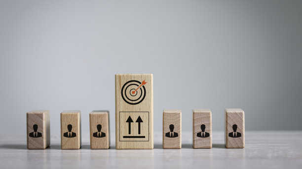飞镖板，概念化引导正确的目标。立方体块包含做生意的目的克服挑战走向目标并取得胜利图片下载