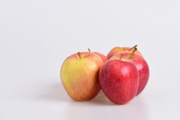 浅灰色背景的苹果果实。颜色鲜艳的苹果图片下载