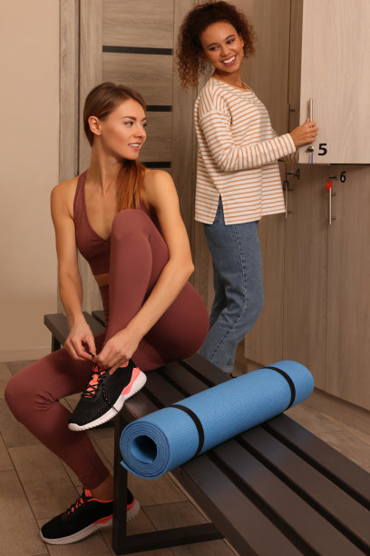 美丽快乐的女人在更衣室里聊天图片下载