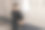 小男孩在更衣室穿鞋图片下载