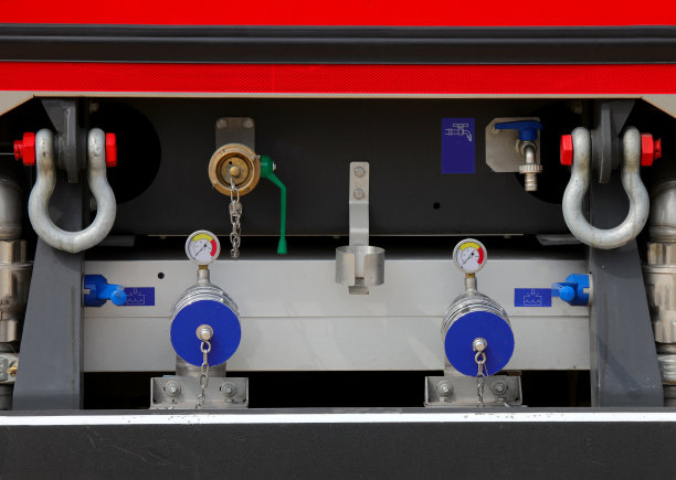 消防车的联轴器，有许多连接消防栓的插头图片下载