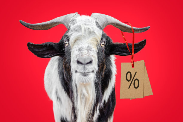 山羊角上挂着一个标有百分号的标签图片下载