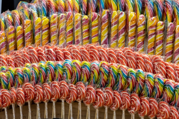 商店出售各种包装的彩色棒棒糖图片下载