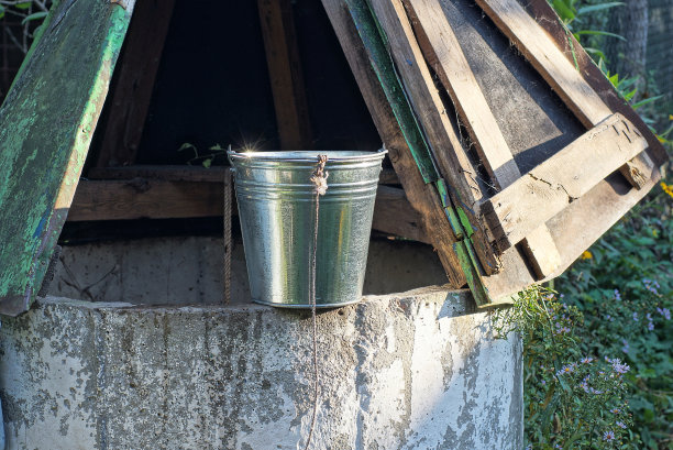 一个系在绳子上的灰色金属桶图片下载