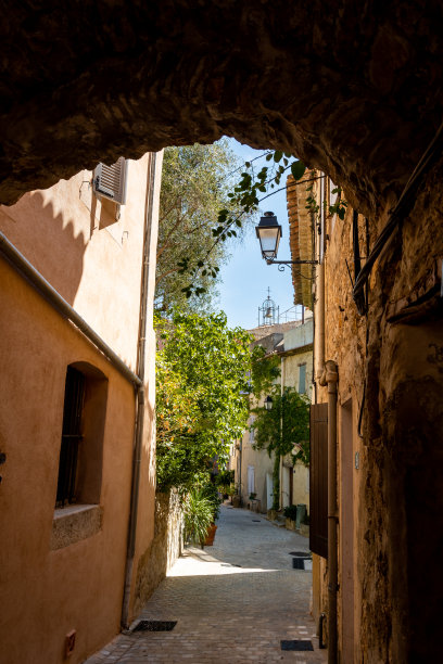 法国La Cadière-d'Azur村的古老狭窄小巷图片下载