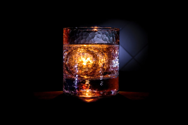 威士忌玻璃漩涡图片下载