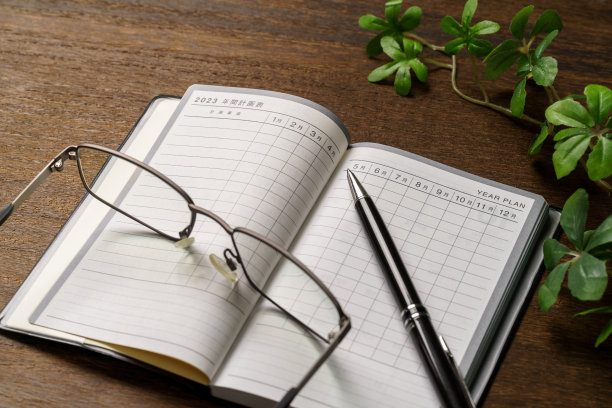 2023木桌上的笔记本和笔(2023日程表)图片下载