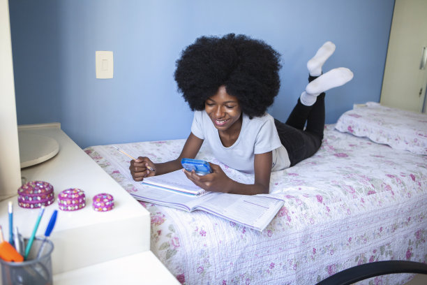 十几岁的女孩在床上学习图片下载