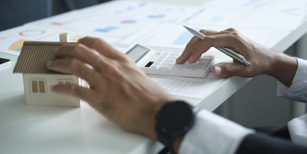 商人使用计算器，计算金融贷款和房地产投资的剪辑镜头。图片下载