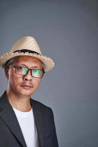 高级商人，穿着工作服，戴着草帽图片下载