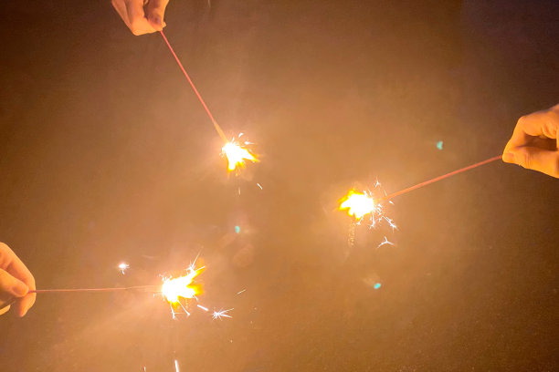 美丽的手持烟花图片下载