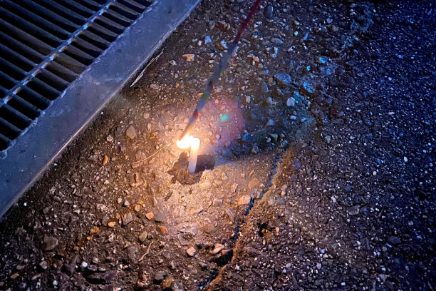 美丽的手持烟花图片下载