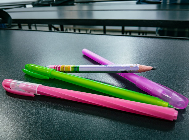 钢笔和铅笔图片下载