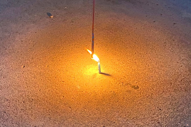 美丽的手持烟花图片下载