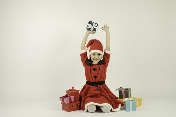 穿着圣诞老人服装的小女孩图片下载