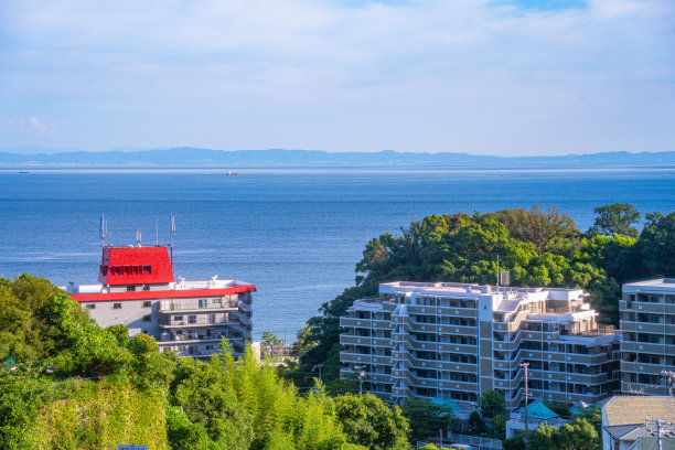 阳光灿烂的天空和建筑图片下载
