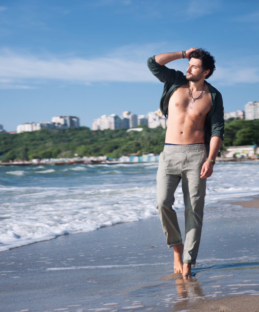 年轻男子在海边裸上身的户外肖像徒步旅行图片下载