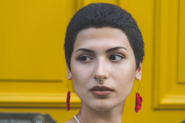 短发美女的肖像照片图片下载