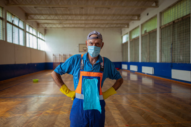 一个自信的学校清洁工图片下载