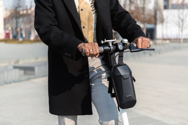 不认识的人骑着小型摩托车图片下载