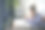 成熟的亚洲女性在家工作，用笔记本电脑视频聊天图片下载