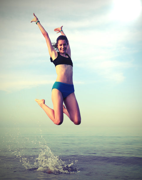 快乐的年轻苗条的女孩与老色调的效果图片下载