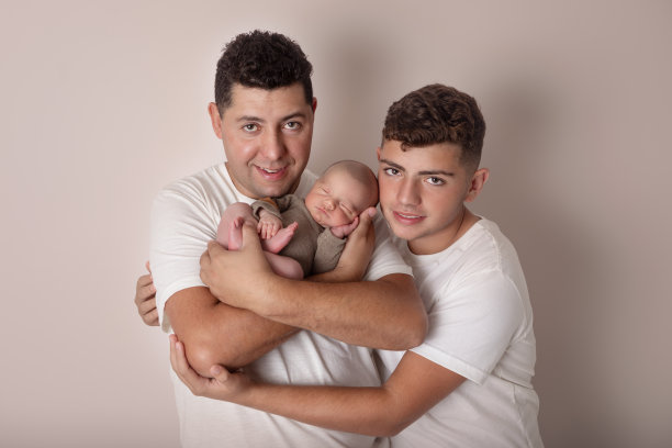拉丁美洲的父亲和大哥拥抱刚出生的儿子图片下载