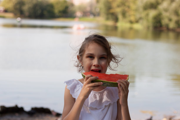 这个女孩手里拿着一个西瓜。图片下载