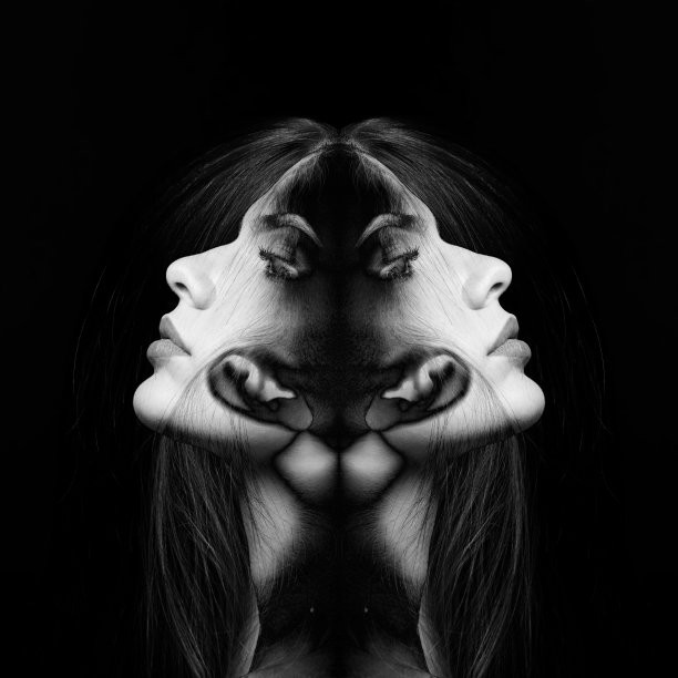 混合效果风格的艺术女性肖像，看起来像生物的脸看着相机图片下载