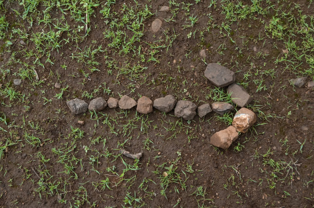 用石头做成的放在地上的小箭图片下载