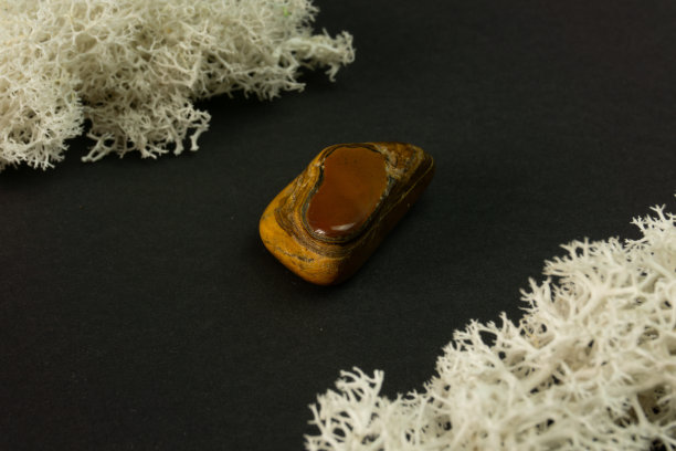 来自南非共和国RSA的虎眼石。黑色背景的天然矿物石。矿物学，地质学，石头魔法，半宝石，矿物样本。特写宏观照片。图片下载