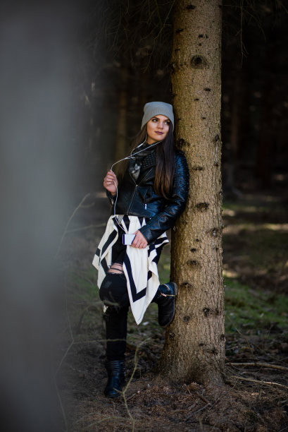 女子在自然森林中自拍图片下载