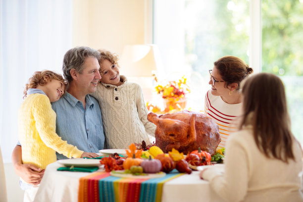 感恩节家宴。烘烤火鸡大餐。图片下载
