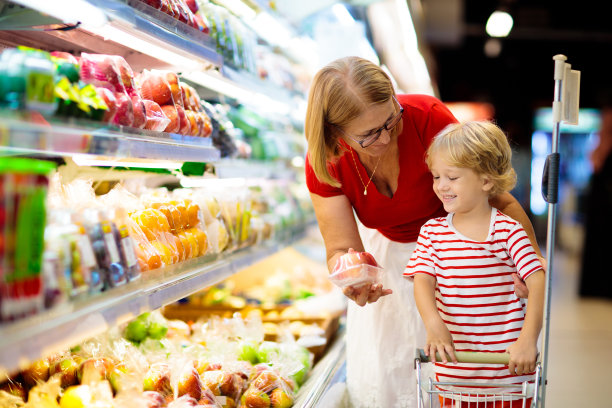 母亲和孩子在超市买水果。图片下载