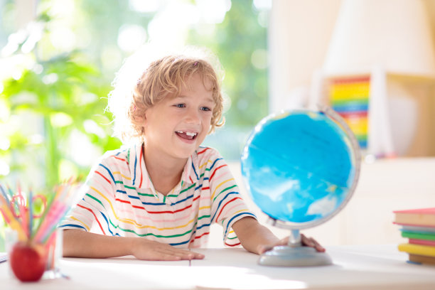 孩子做作业。孩子们回到学校。图片下载