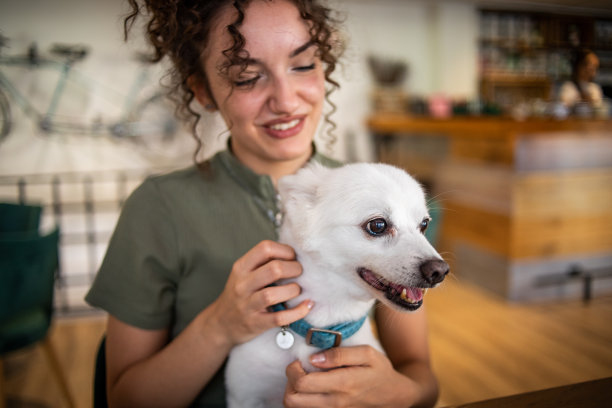 漂亮的少女在一家宠物友好的咖啡馆里喝咖啡图片下载