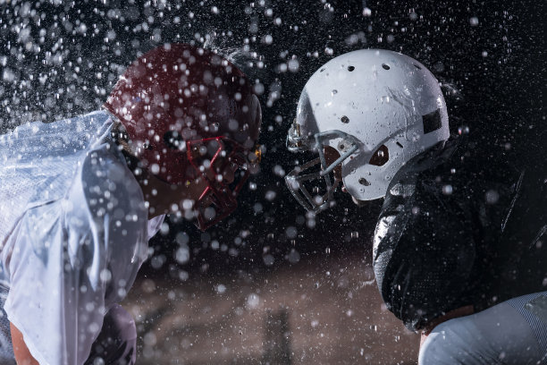 两名美式橄榄球运动员在白色背景上的剪影阴影中面对面图片下载