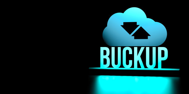 字BACKUP与上下箭头在云上的黑色背景与复制空间。备份的概念，数据存储技术，存档及其安全性。3 d渲染。图片下载