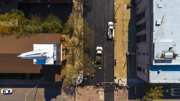 锡安山浸信会教堂旁的道路建设。宾夕法尼亚州威尔克斯-巴雷的低空空中全景图。图片下载