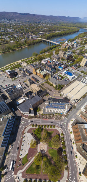 宾夕法尼亚州的威尔克斯-巴雷，公共广场公园和萨斯奎哈纳河的全景，远处是北街大桥。图片下载