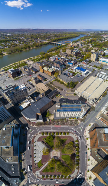 Wilkes-Barre, Pennsylvania的全景，公共广场。萨斯奎哈纳河，远处有北街大桥。图片下载