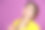 工作室肖像的年轻温柔的褐发女孩与奢侈的美甲艺术图片下载
