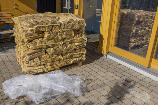 在运输托盘上的运输网中的桦木柴火的近景。瑞典。图片下载